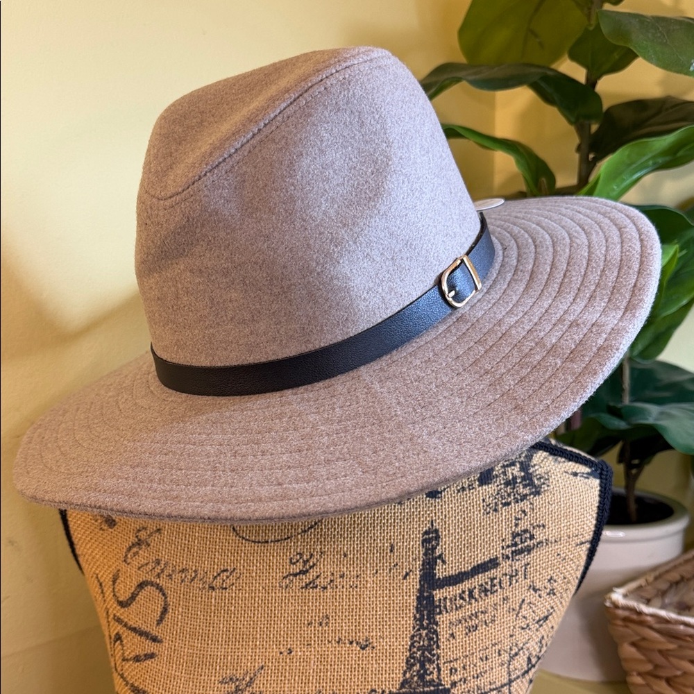 NWT Womens Taupe Felt Fedora Hat with Black Band